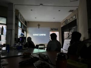 GUSDURian Surabaya gelar nonton bareng film 'Kiamat Sampah' di Pusat Pastoral Keuskupan Surabaya, Minggu (27/9/2026).
