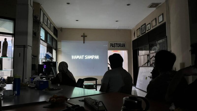 GUSDURian Surabaya gelar nonton bareng film 'Kiamat Sampah' di Pusat Pastoral Keuskupan Surabaya, Minggu (27/9/2026).